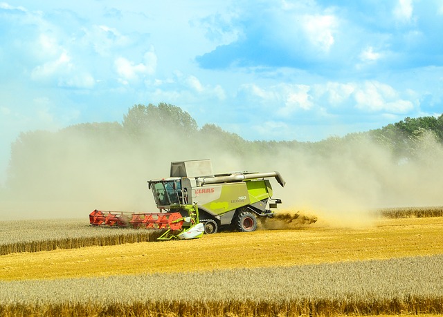 combine-harvester-1906532_640.jpg